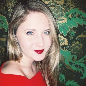 Meet your Posher, Larissa